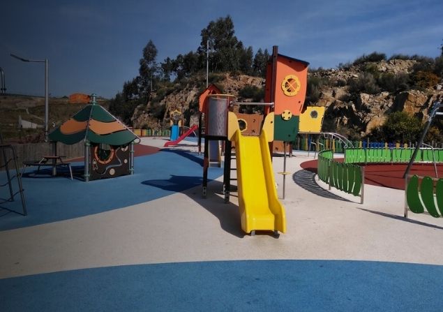 Manutenção dos dois  parques infantis no Parque da Cidade de Lourosa vai custar quase €200 mil